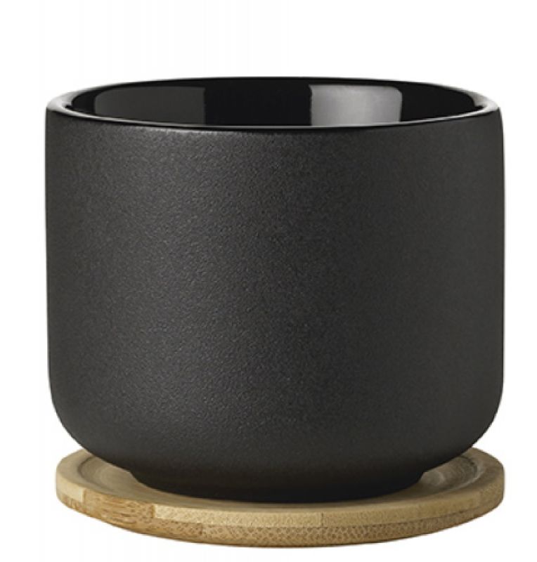 Schwarzer Theo Teebecher von Stelton mit Bambus Untersetzer, modernes Design für Teeliebhaber.